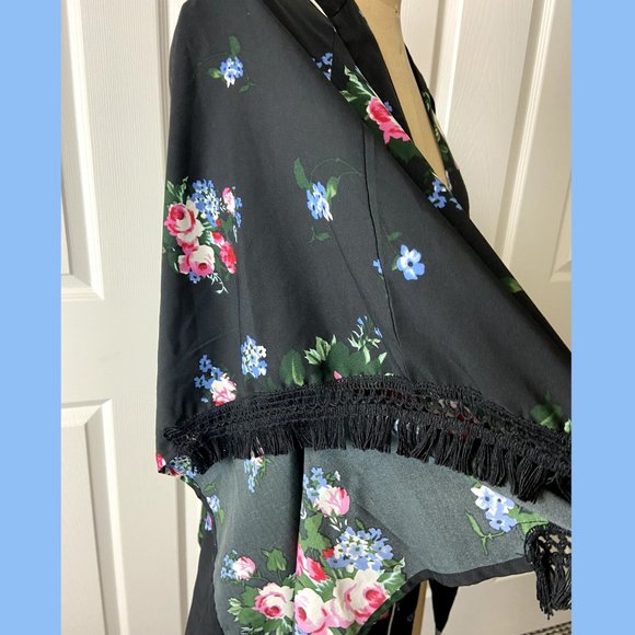 🌟2/$30 🌟 Floral Kimono Style Top with fringe - Picture 3 of 4